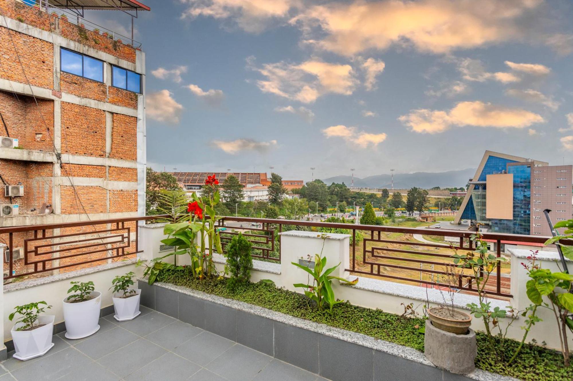 Airport Diana Hotel Kathmandu Esterno foto